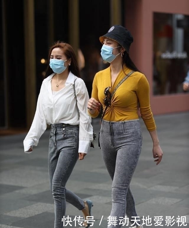 展现|美女穿了一条黑色的连衣裙,展现了自己纤细的长腿