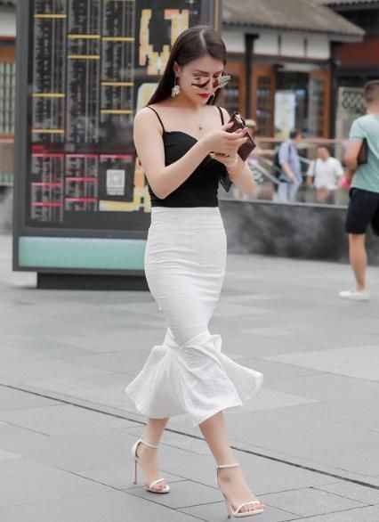 黑吊带配白鱼尾裙，层次分明，立体感十足
