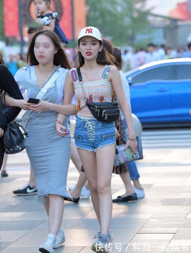 清纯 字母印花吊带衫、蓝色系带短裤,造型清爽,又不失清纯时尚!