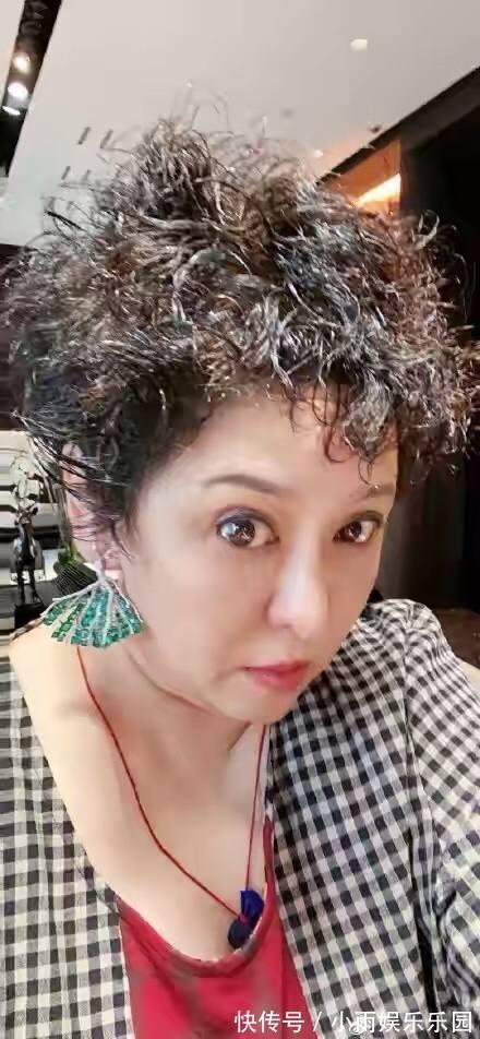 贵气|向太新年也换发型,烫“泡面头”配圆脸显贵气,阔太太也是洋气人