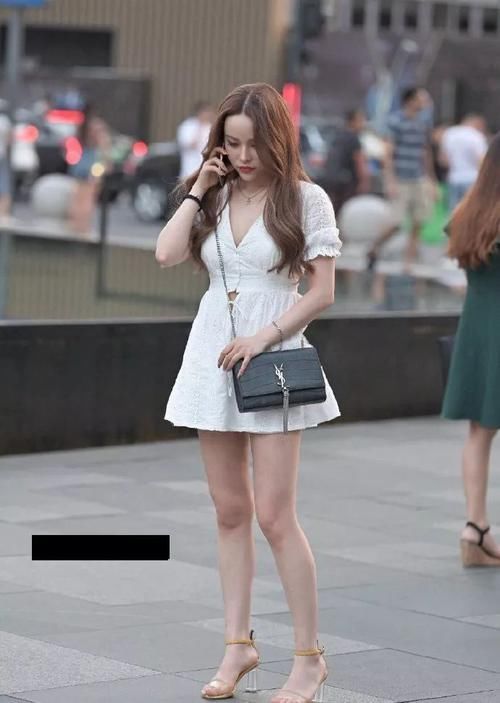 路人街拍清纯优雅的时尚小姐姐,小白裙尽显迷人好身材