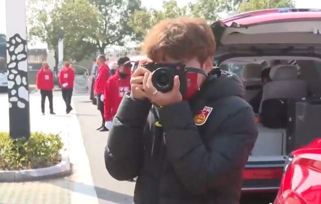警车|扬眉吐气!警车+20辆红色SUV送行中国女足,水庆霞透露发展计划