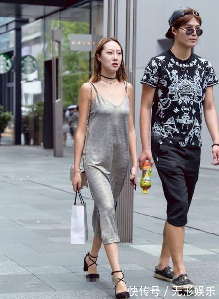 吊带|街拍小姐姐穿吊带开叉连衣裙十分性感,走在街上和男友步伐一致