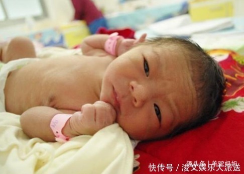 新生儿|新生儿出生时有这3种表现,说明在孕期发育良好,宝妈有功劳