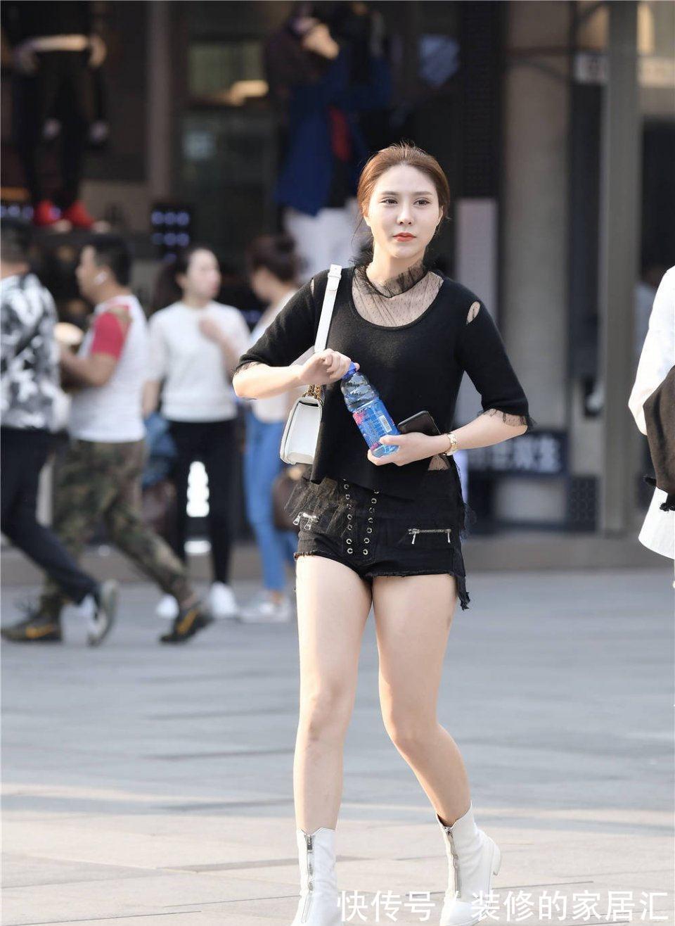 秋天 白色拉链马丁靴,小女生才喜欢这样的搭配风格,选择黑色短裤衬托