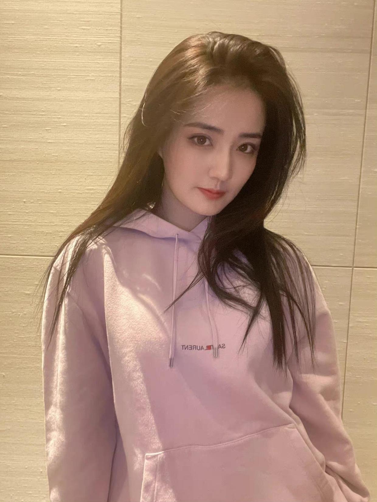 礼服|徐璐到秋天了还“炫腹”,紫色毛衣配牛仔裤清纯甜美,温柔时髦