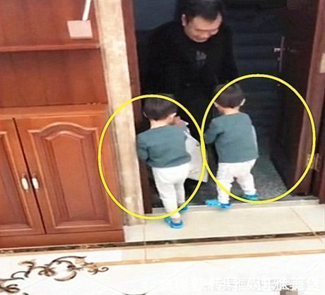 小家伙|家有双胞胎孙子,爷爷每次进家门,等待他的都是“总统”待遇