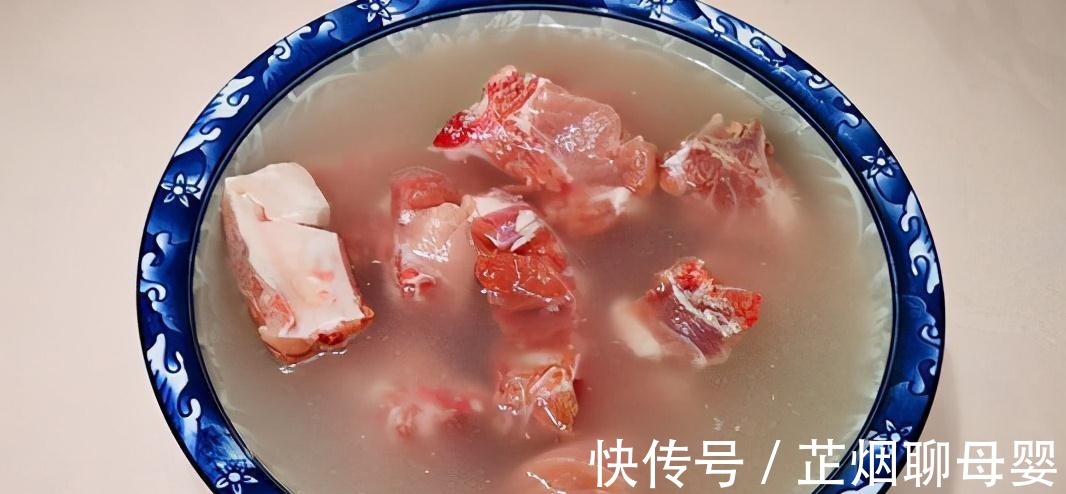 排骨里放2个苹果，原来有这么多好处，老人小孩都适合，太解馋了