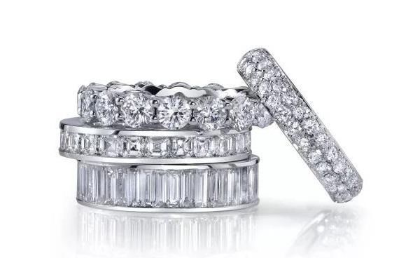 钻石戒指上的碎钻容易掉吗?