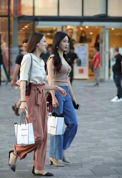 牛仔阔腿裤 潇洒飘逸的牛仔阔腿裤,质感轻薄,如何搭配更显时尚感?