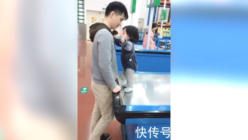 爸爸|女儿被妈妈凶了,直接去找老爸,网友希望爸爸抱一下