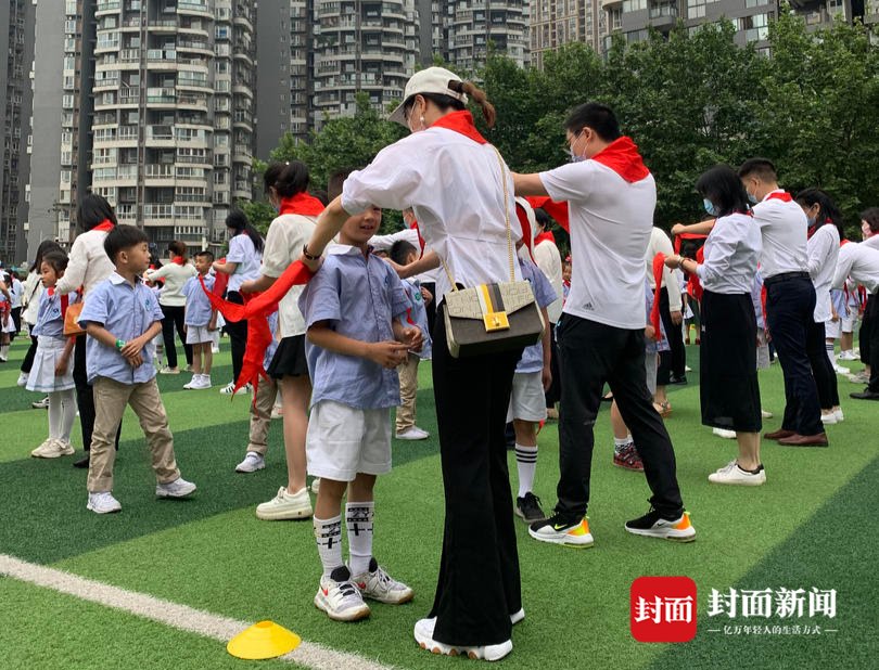 成都交警三分局|萌娃和交警联动 快来这场交通安全教育课学“新手势”