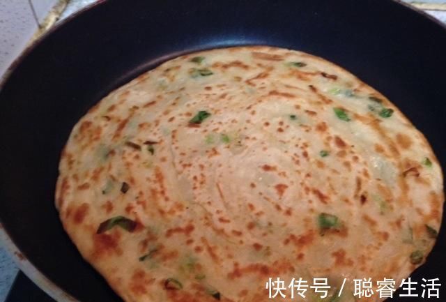 微微一笑|烙饼时，直接加水大错特错！面点师傅：加点它，又香又软还出层