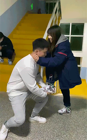 |搞笑GIF:姑娘,我是有点担心啊!突然爆了怎么办