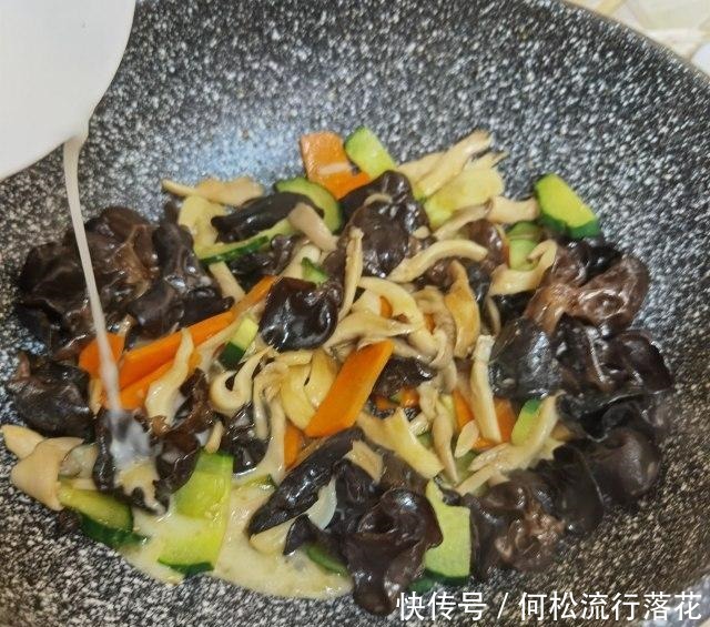 素炒木耳秀珍菇,青爽可口,老少皆宜