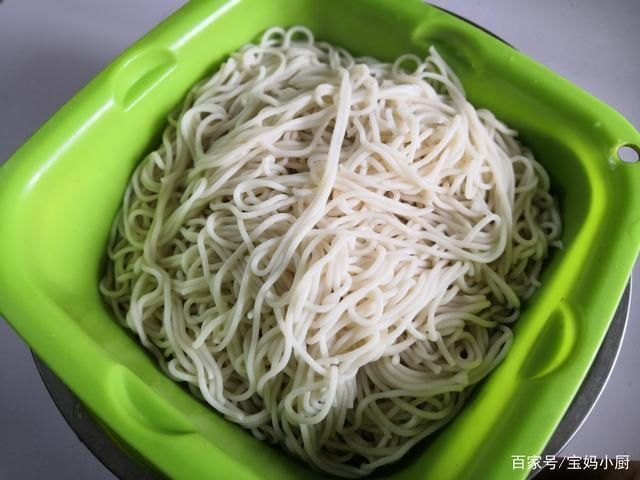 营养|天热，试试面条这吃法，蛋菜营养一锅省事，网友三十年没吃够