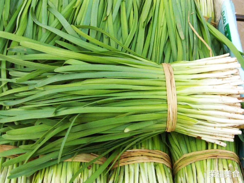 买韭菜时，到底是买细叶还是宽叶，记住这口诀，别再瞎买了