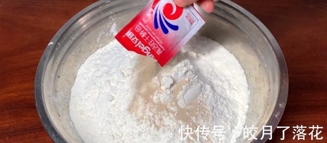蒸馒头发面有人用白糖，有人用鸡蛋，却不知用它发面，馒头更蓬松！