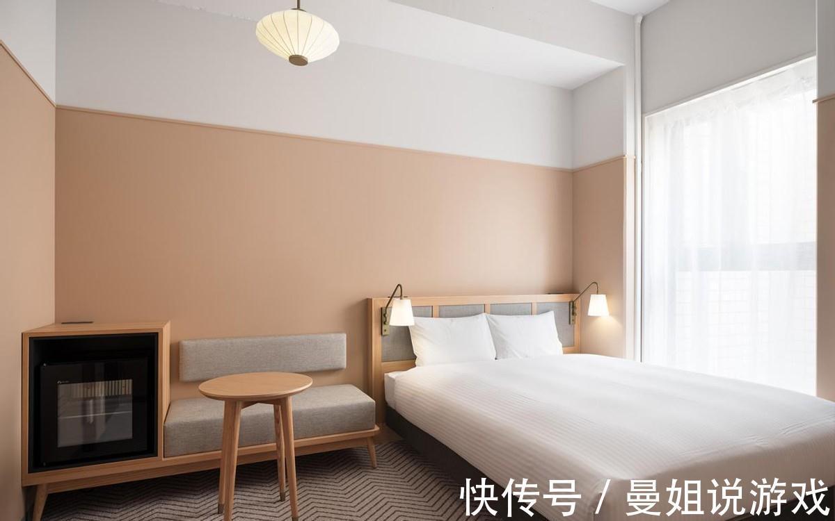 书桌|床不居中放,是迄今为止我最聪明的决定,一侧留空,专门用来休闲