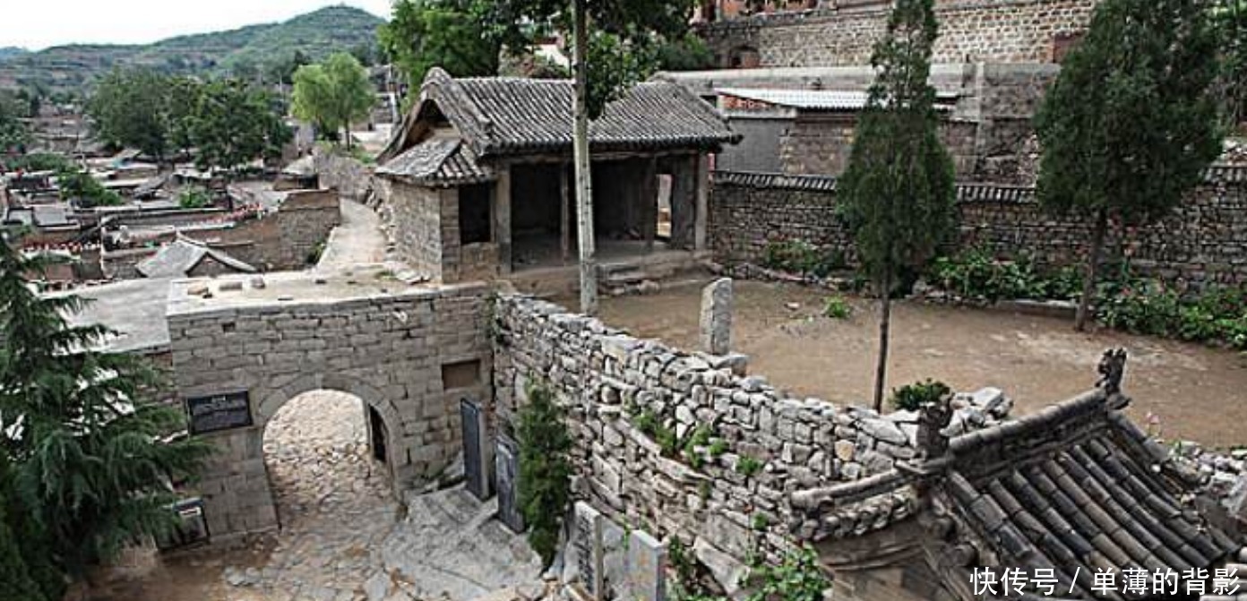 华灯|河北小村口一座古建筑,不准周围树木长超过它,否则超出部分枯枝!