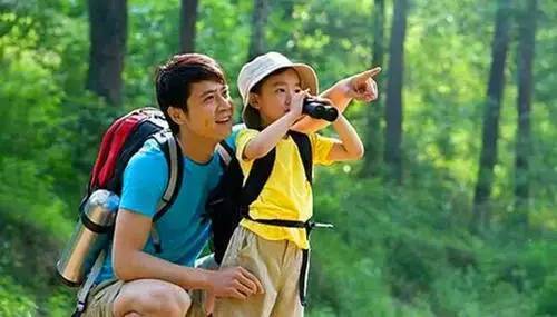 公共场合|大热天孩子躺在地上“玩手机”,路人议论纷纷,走近一看都乐了