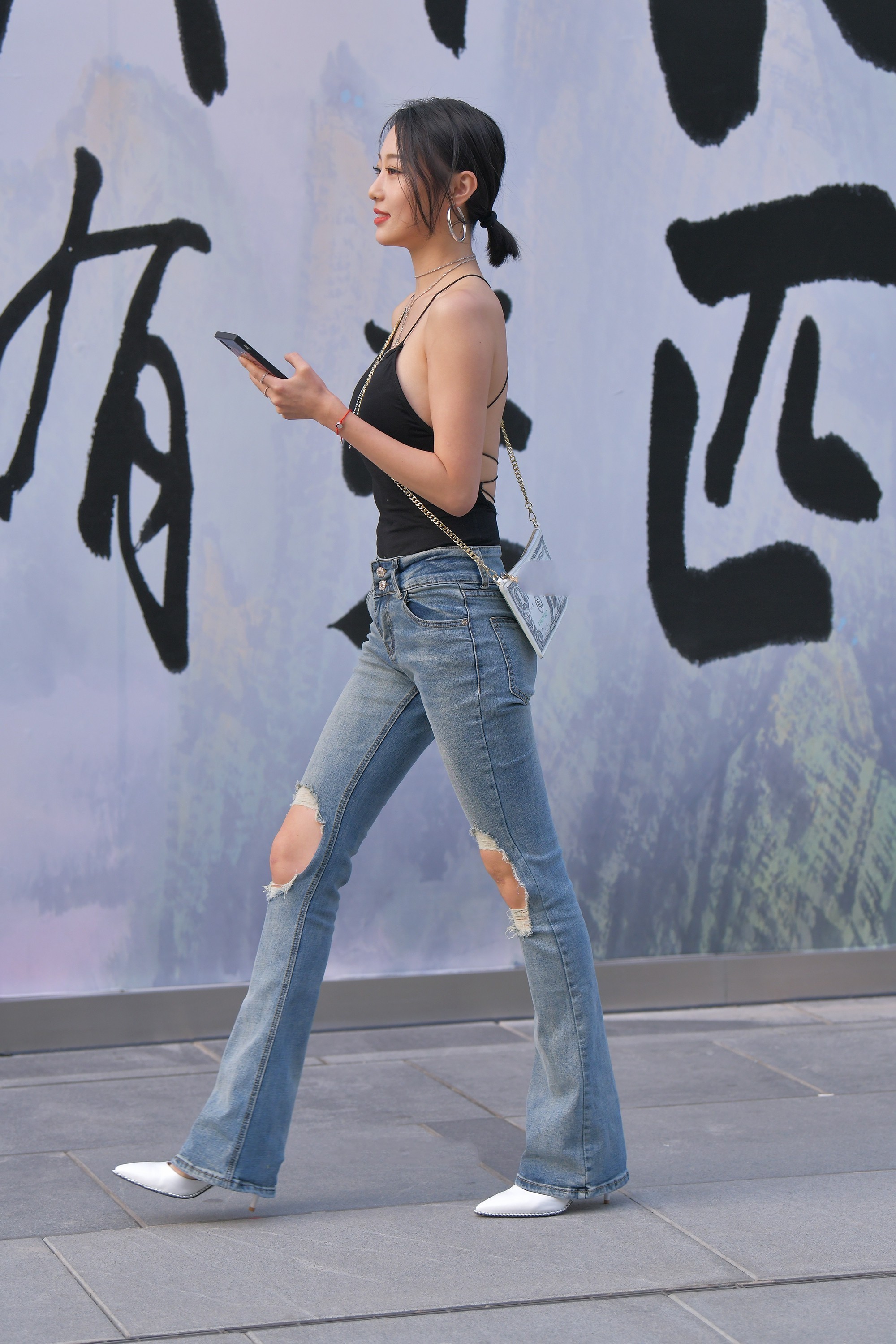 黑色吊带搭配破洞牛仔裤,青春时尚,轻松减龄