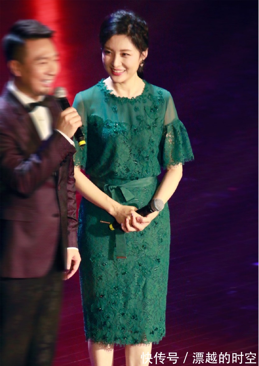连衣裙|著名主持人周涛气质感真好!马尾辫搭配绿色蕾丝连衣裙,减龄时髦