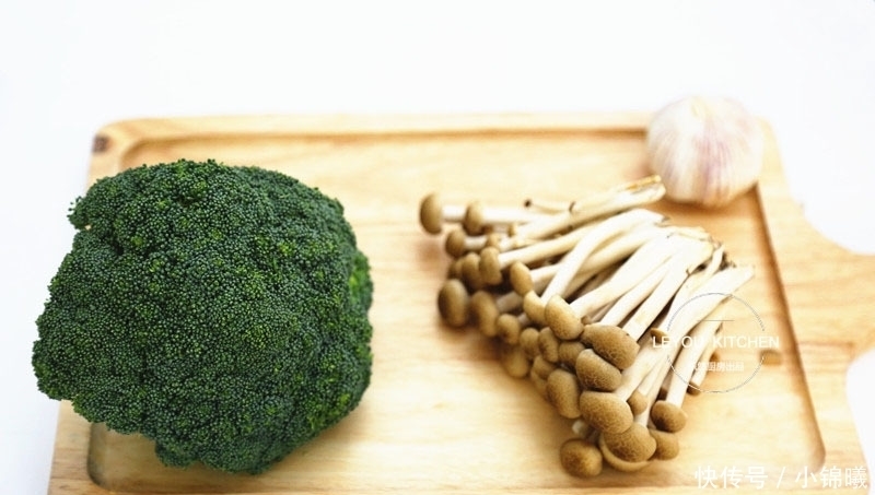 没怎么调味，却很鲜美的一道菜，热量不高，常吃大肚腩越来越小