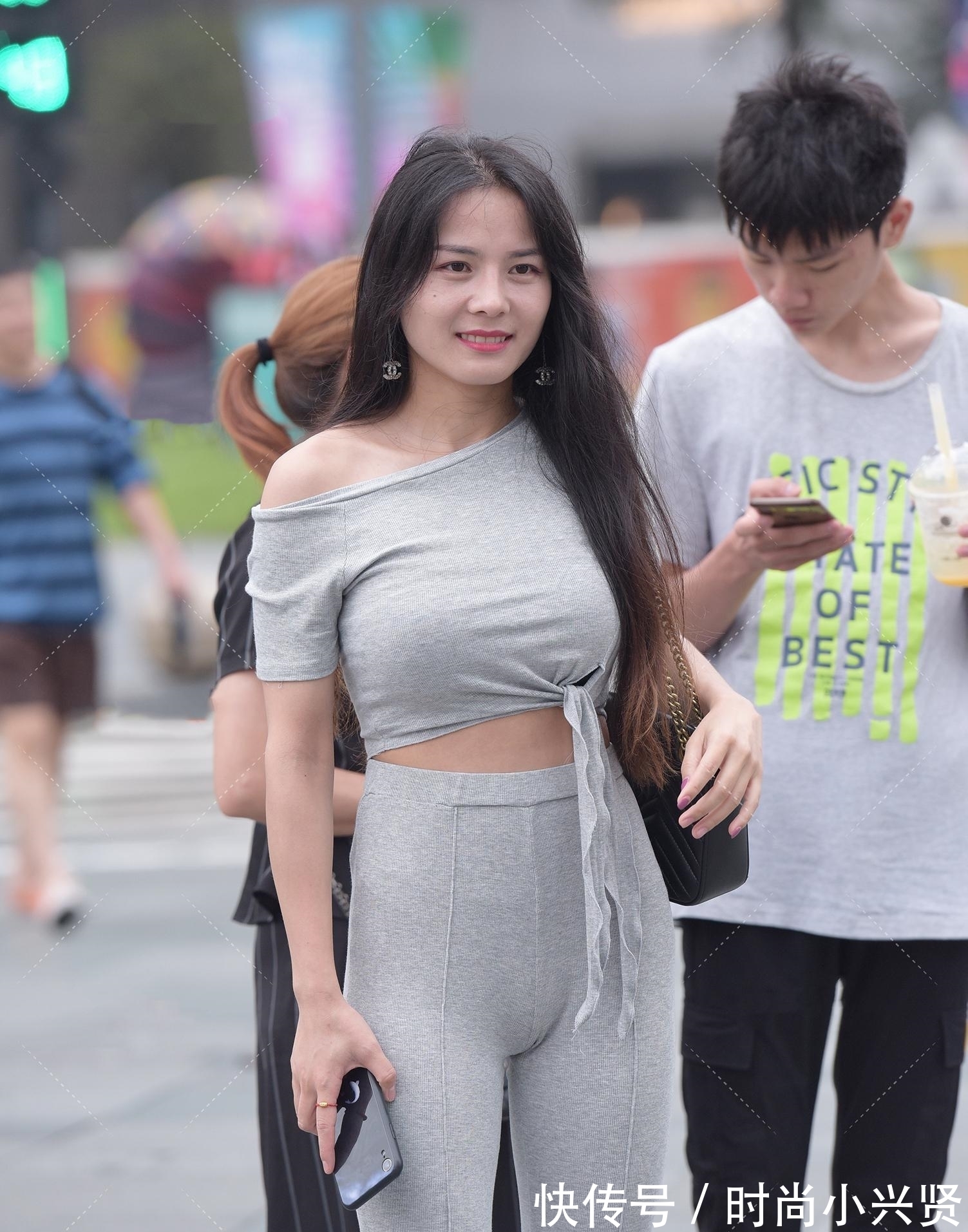 锁骨 灰色单肩上衣彰显“锁骨”立体感,“蜜桃”休闲裤和水晶高跟鞋更有高雅感