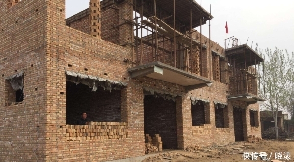 家中|“盖西不盖东,家中无老翁”,有何意?东边房屋很重要吗?