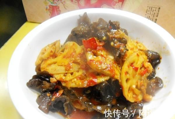 这道菜|木耳加一物,金子都不换,常吃排出体内毒素,大肚腩悄悄不见
