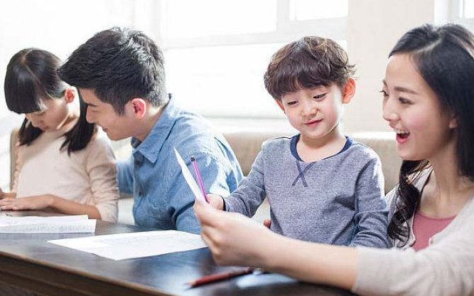 午睡|爸爸带3胞胎午睡,妈妈进门一看笑弯腰,网友:家庭地位一目了然