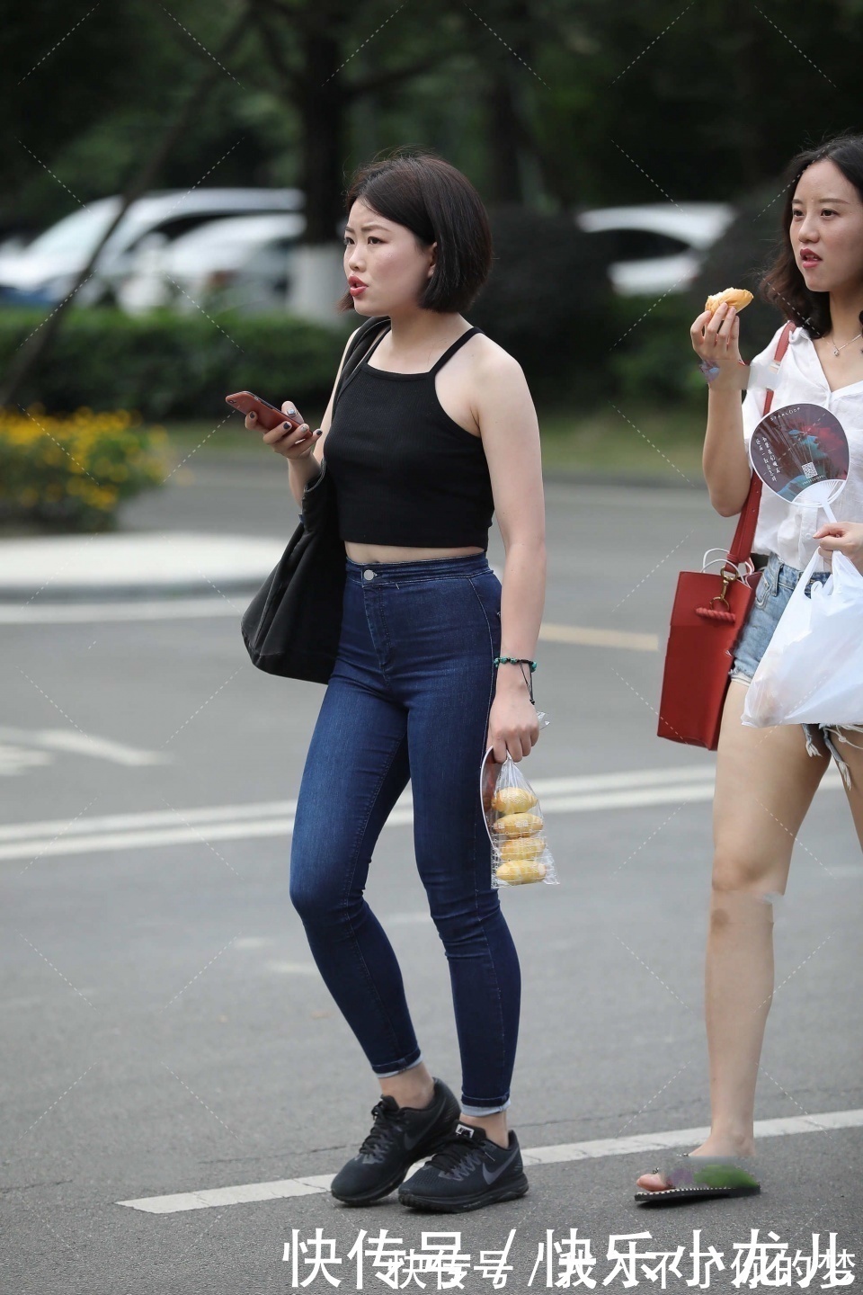 时尚|短发女生配深色系穿搭又酷又飒,学会同色系搭配法,你也能变时尚