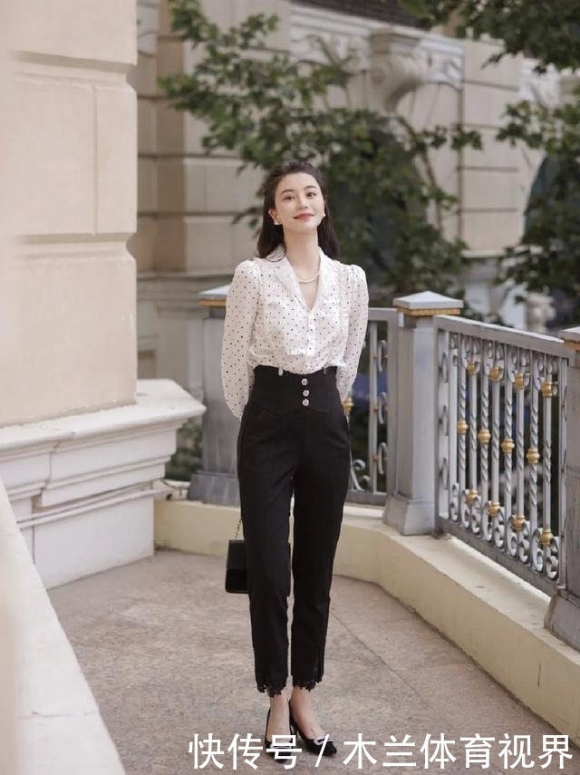 小姐姐卡其色休闲裤搭配白色开衫，格外的有魅力