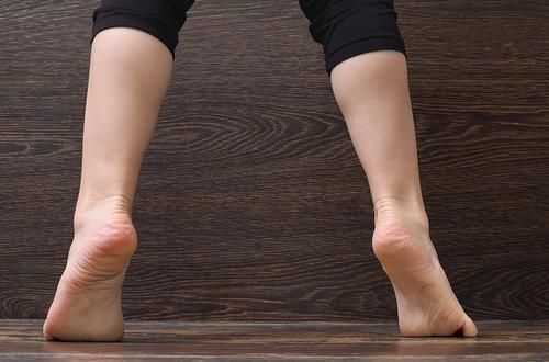 腰部疼痛|医生每天踮脚15分钟的人，坚持一段时间，会收获以下4个好处