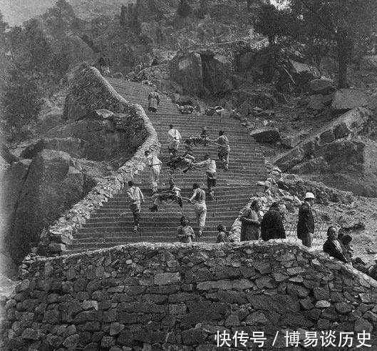 1917年泰山老照片，高高在上的贵妇，骨瘦如柴的轿夫