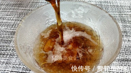 今天才知道，把白醋倒在燃气灶上，一年省出好几百开支，方便实用