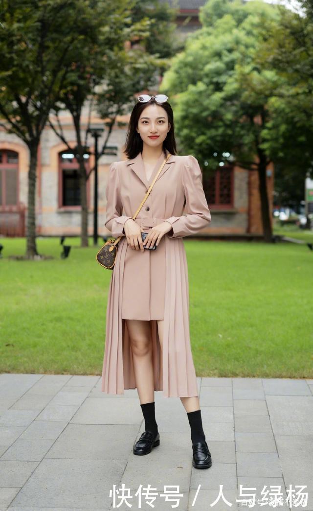 入秋后，尽量少穿裤子，今年流行“西装+裙子”，时髦又有范！