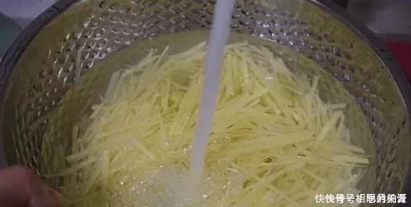 炒土豆丝,千万不要直接炒,2个小诀窍,土豆丝香辣脆爽,超好吃