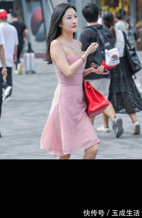 小蛮腰|美女街拍肤白貌美的小姐姐,穿搭粉色抹胸连衣裙,尽显仙女般的好气质