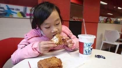 睡眠质量|孩子睡觉前，宁可饿着也不能碰这三种食物，容易积食不长个