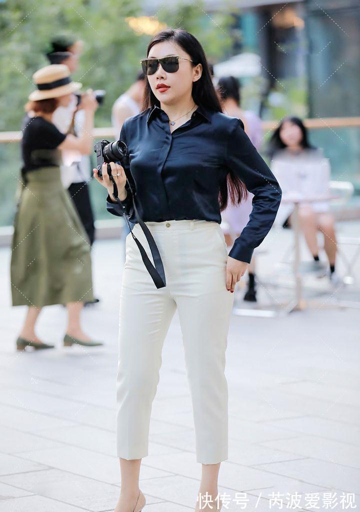 小姐姐|白色裤子搭配衬衫的小姐姐，带来简约干练感，看起来精力充沛