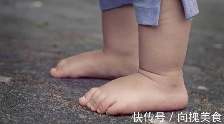 鞋子|别给宝宝穿“雪地靴”!最害娃的4类鞋子,保暖也要注意这些问题
