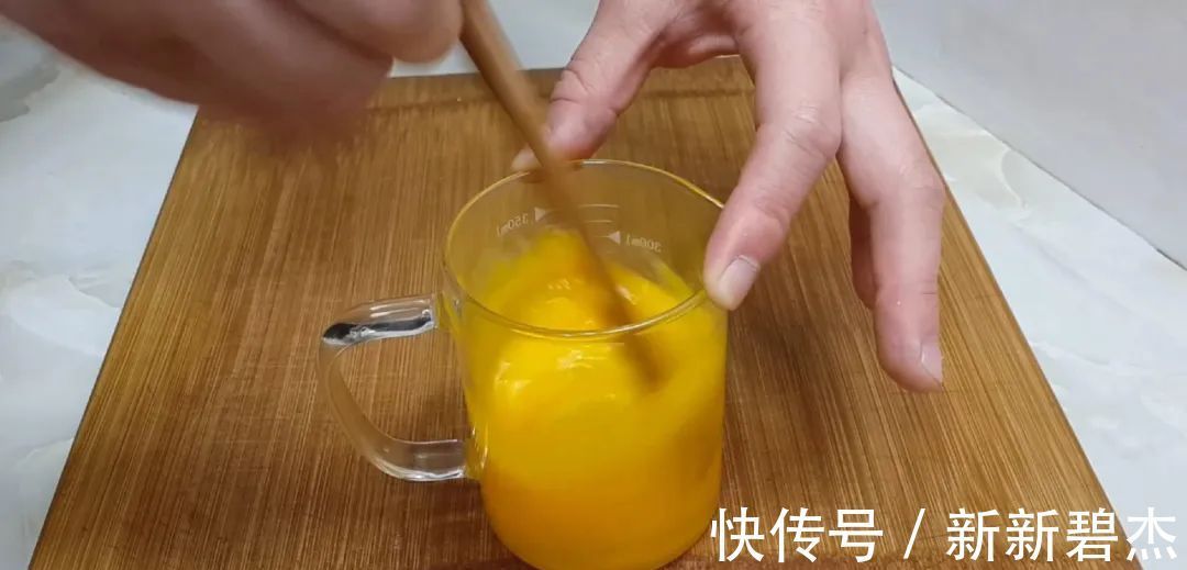 我家烙饼从来不早起,冰箱里一放,比手抓饼好吃,一次四个不够吃