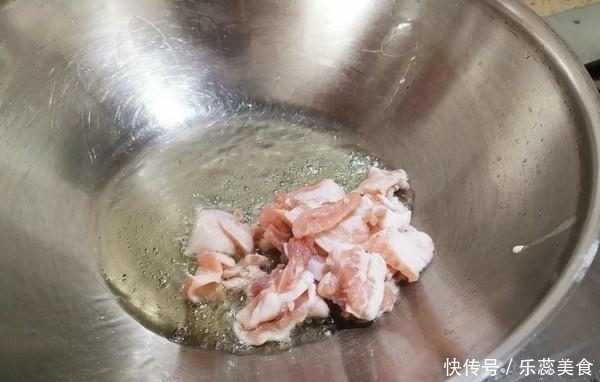 炒茄子时，8成人漏了这一步，厨师长教你这样做，不吸油又下饭！