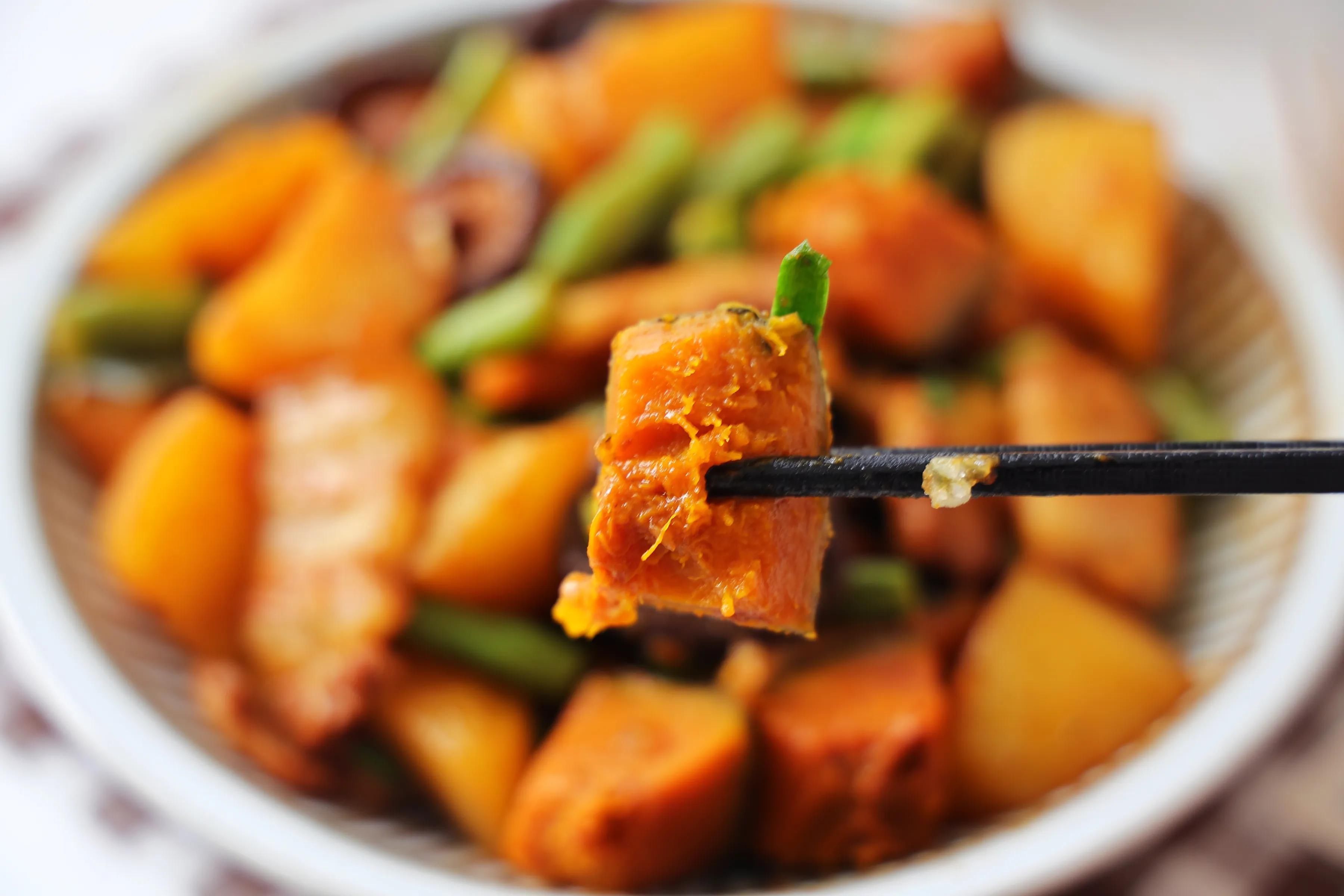 天太热不想炒菜，试试这样的一锅炖，不需要米饭，一人一碗超过瘾