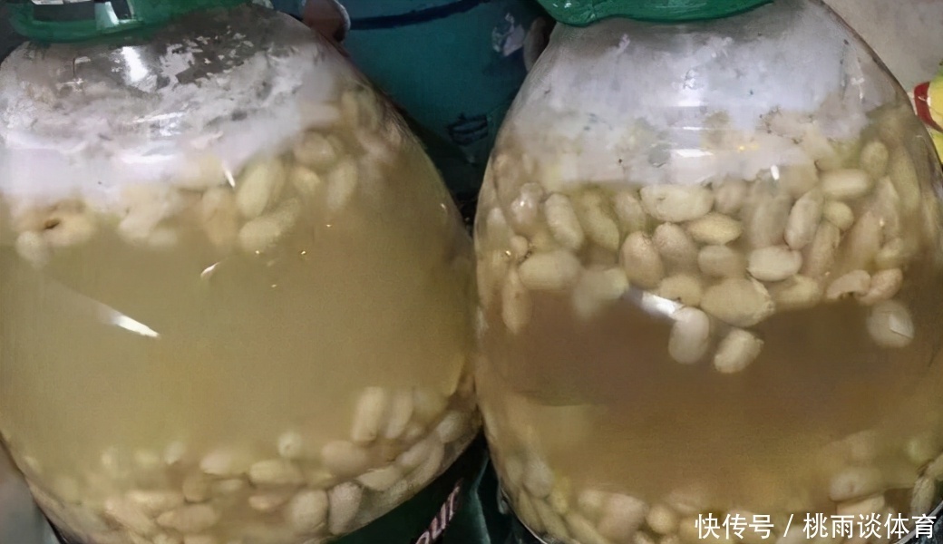 浇花|养花别再把水和肥“分2回事”了,浇点它,盆栽土又湿又肥