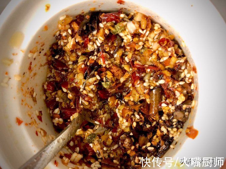 炸辣椒油，最忌直接泼油，教你2个技巧，香辣不发苦，拌啥都好吃