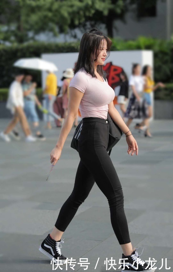 穿搭紧身T恤+紧身牛仔裤，配上樱桃小嘴，轻熟气质出街