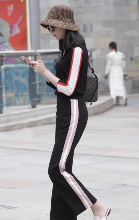 街拍：美女民族风的连衣裙，三千青丝如绸缎般披在肩上，韵味十足